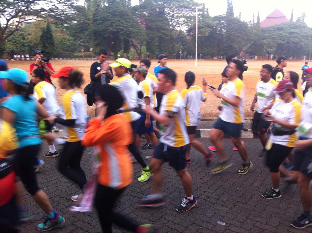 mapala_ui's tweet photo. Start 10 K dan 5 K! Semangat, Runners! π #RunForiver #RiverAdopter #ForBetterCiliwung #ChangeMaker #HalfMarathon http://t.co/esmiERU3ut