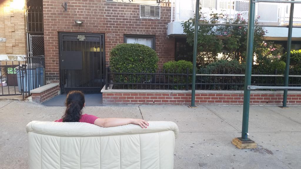 SarahDRosenthal's tweet photo. First piece of furniture moved into my apartment #NYCliving #drapering http://t.co/NdBHMplXjt