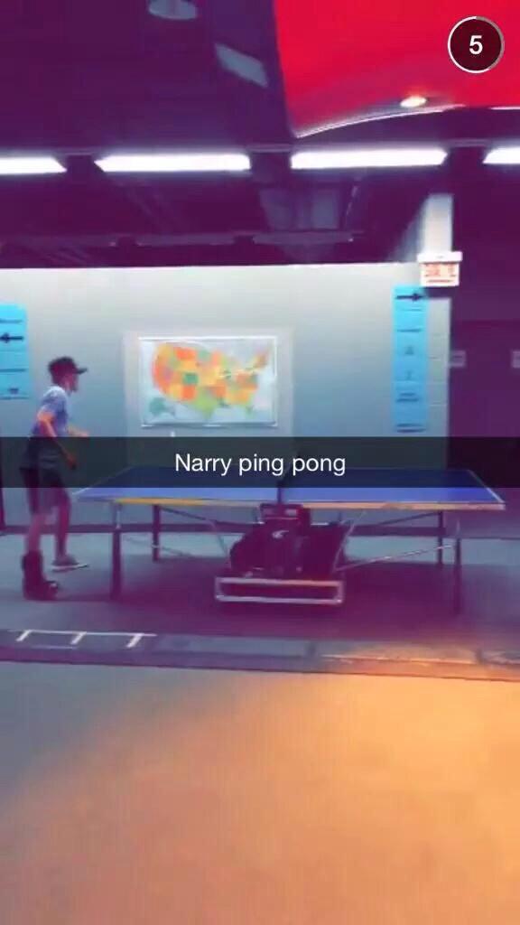 Official1DMex's tweet image. Niall y Harry jugando Ping pong backstage, Niall trae una bota de lesión en el pie derecho #OTRAMontreal