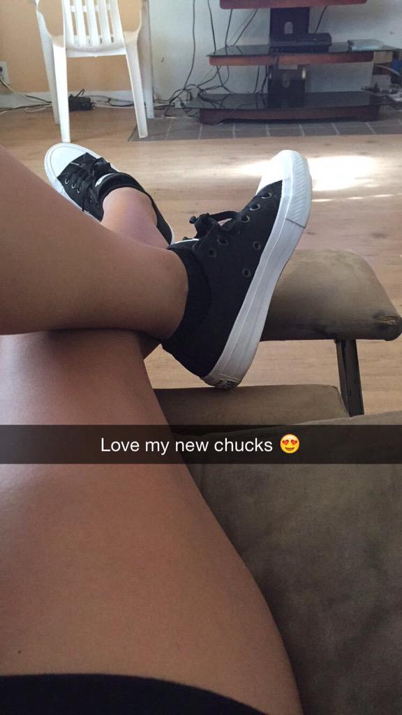 rozr31_rose's tweet photo. #chucks2 http://t.co/Eyo3jJgKSS