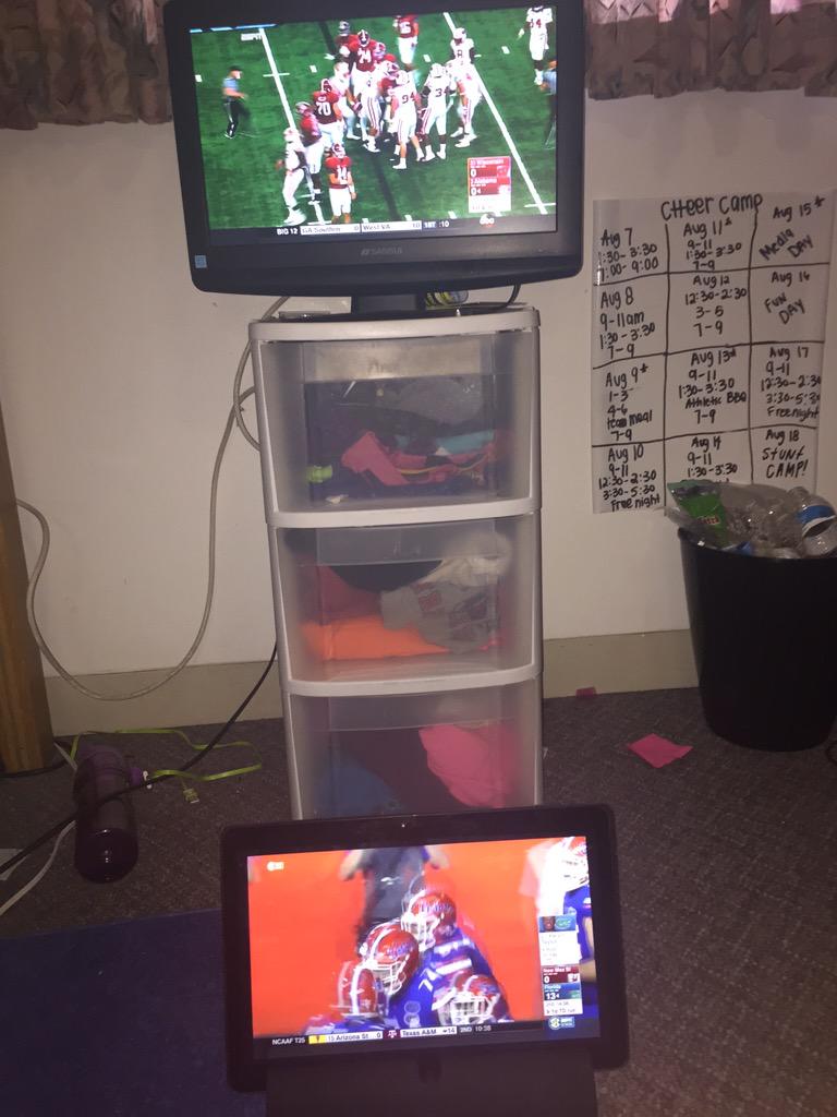 tyraamariee's tweet photo. I think I have a legit problem . #ilovefootball #collegegamedays http://t.co/pYf5zgcNXe