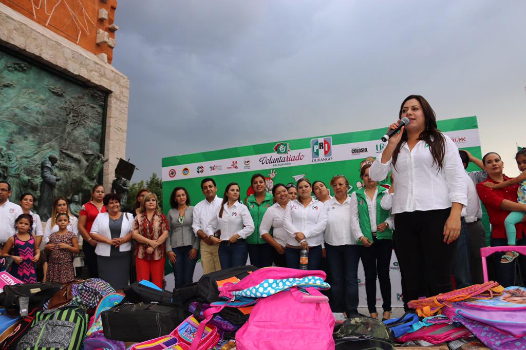 JuntasXDurango's tweet photo. Nuestra Secretaria General @sugheytorres haciendo entrega de las mochilas de #MujeresPRI al #Mochilon2015 @erikayanel http://t.co/JUmNRwWJkQ
