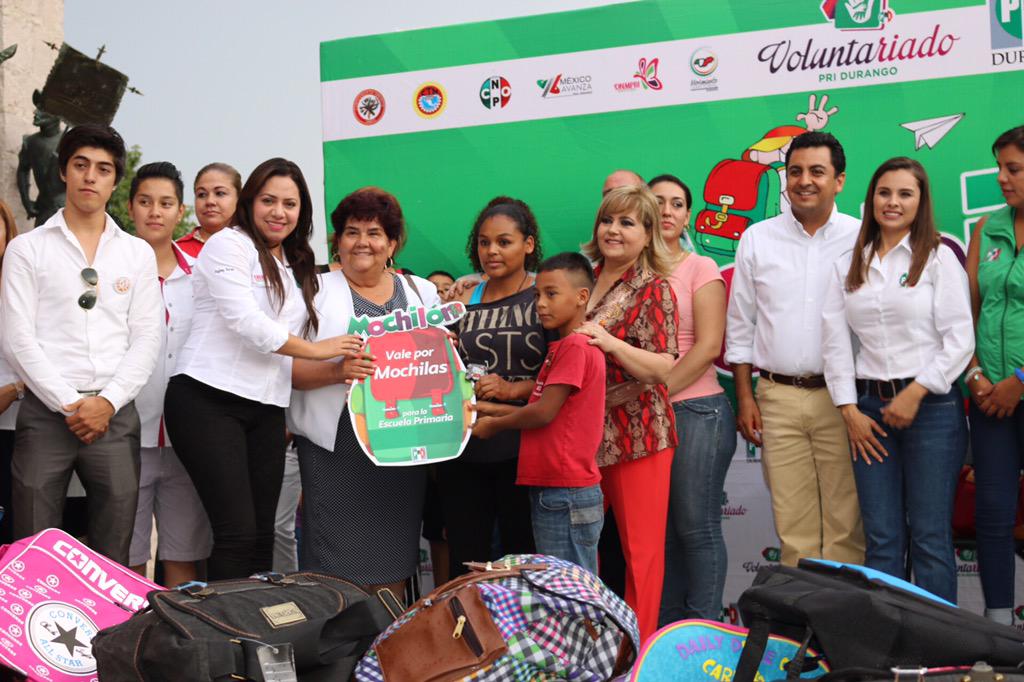 JuntasXDurango's tweet photo. Entregando vales de mochilas a las diferentes escuelas primarias de #Durango #Mochilon2015 #MujeresPRI @erikayanel http://t.co/crjf6FUpNE