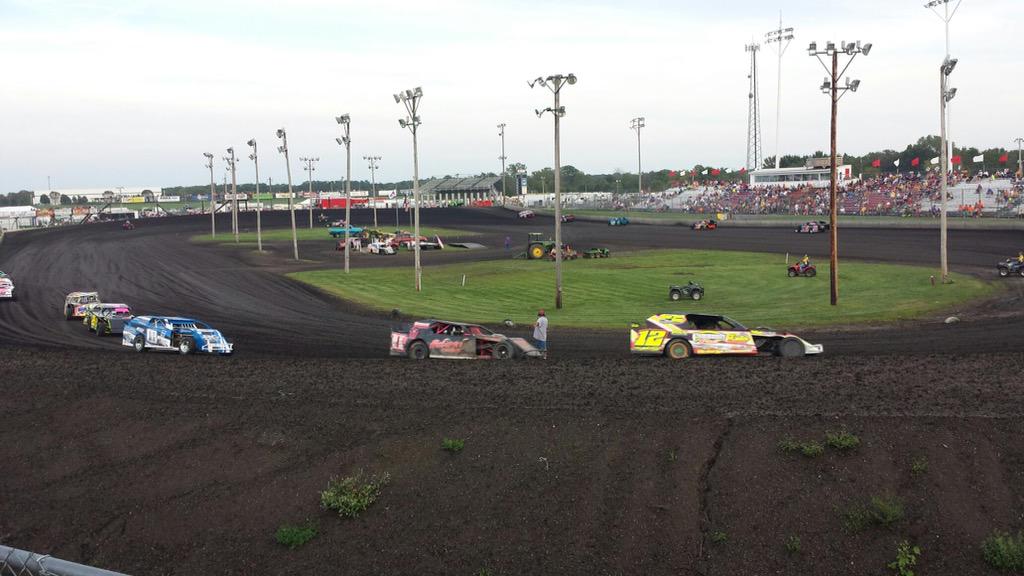 notwinterr_'s tweet photo. Moms hanging out in turn 3 @BooneSpeedway tonight ! Good luck #19sb Lance Mari #mrtracecars โค๏ธ @RACEFEEDX http://t.co/zT5i4ipaqZ