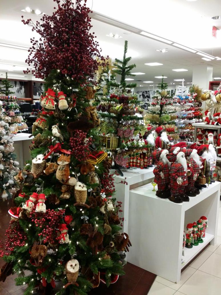 khaleesi_1's tweet image. #YouKnowSummersOverWhen @Macys puts the Christmas Decorations out for sale. 🎄
;)
PS: Pics taken today 9/5/15 🎄🌞⛄