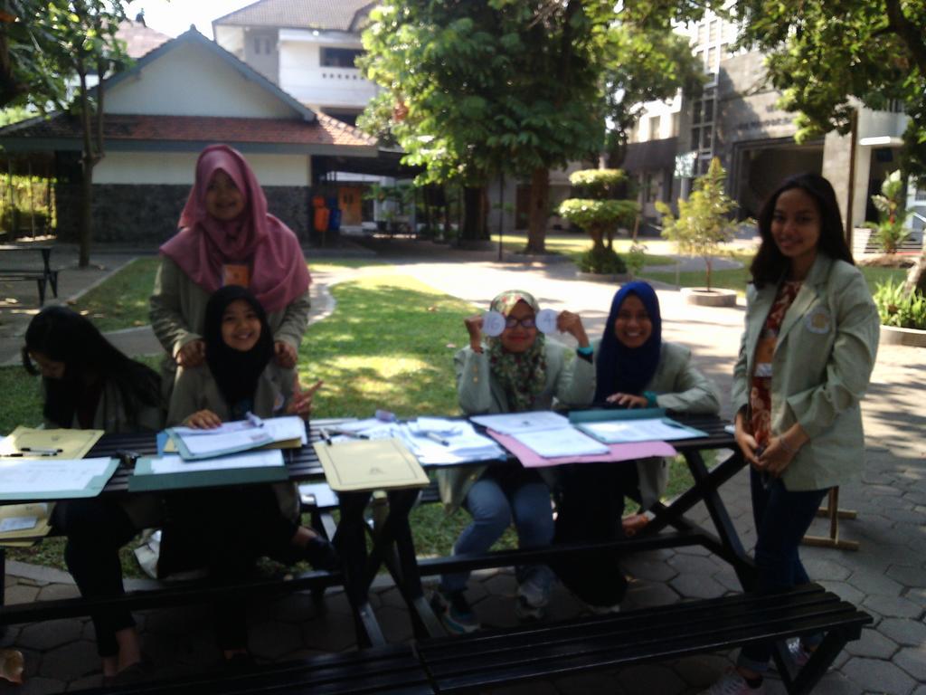 Yahooooooooow selamat pagi! Semangat menyambut peserta lomba sesorah dan geguritan :3 #gugurgunung2015