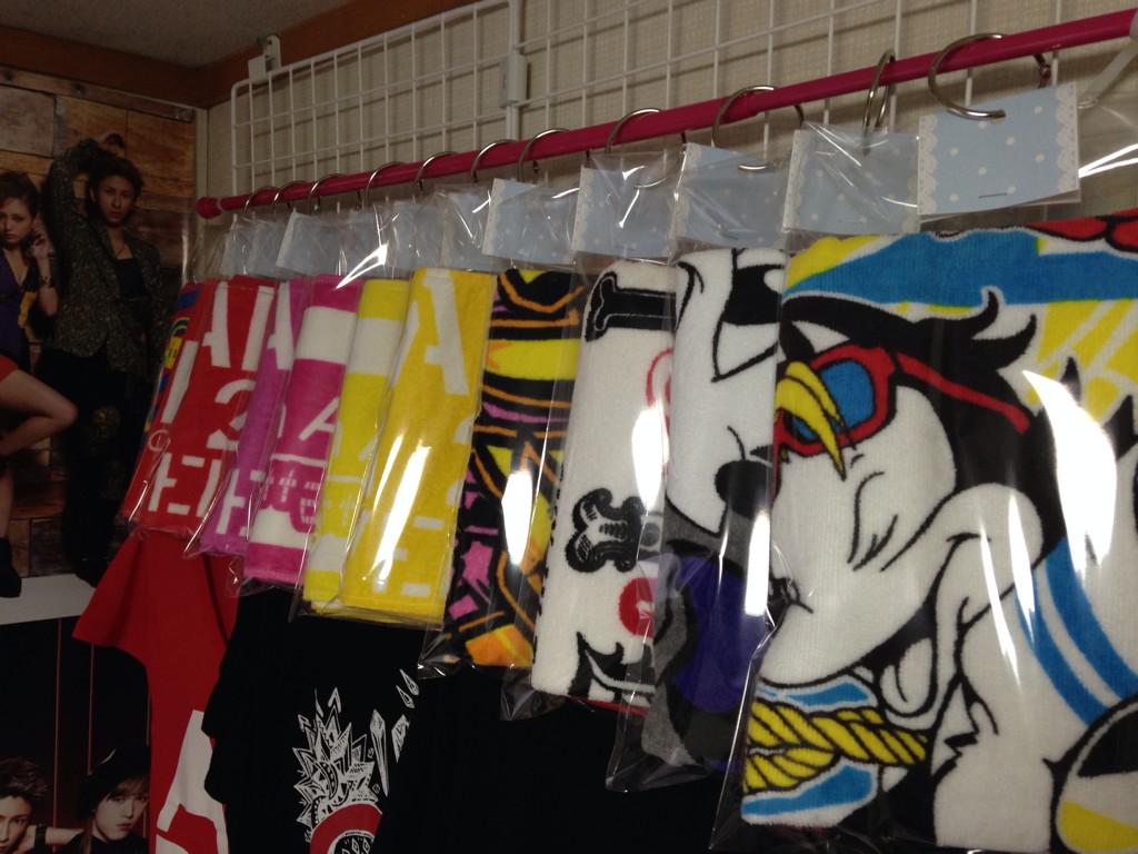 ちょこみ タオルの飾り方 悩んだ末こうなったw 銀のリングは100均に売ってるバインダー用のやつw Live行く時とか普通に使うとき簡単に外せるから楽だよ Http T Co Xzttl7aakl Twitter