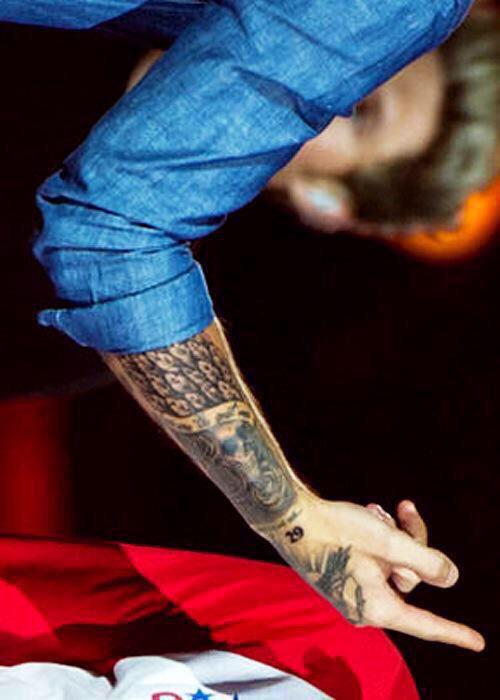 Daily1D5SOSINFO's tweet photo. Close up of Liam's new tattoo #OTRAMonteal -Ash x http://t.co/r33iegTwuR