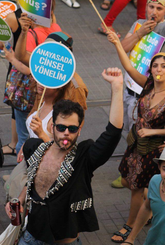 pembehayatlgbti's tweet photo. Turkey's #LGBTI movement mourns the death of its 2 dear activists, Boysan Yakar &amp; Zeliş Deniz
http://t.co/O1Usj7E2pd http://t.co/wpLQ4DQGJw