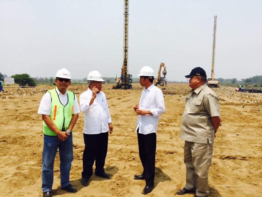jokowi's tweet image. Pembangunan tol Palembang-Indralaya berjalan cepat. Land clearing sudah 7 km. Pengurukan sudah 500 m -Jkw
