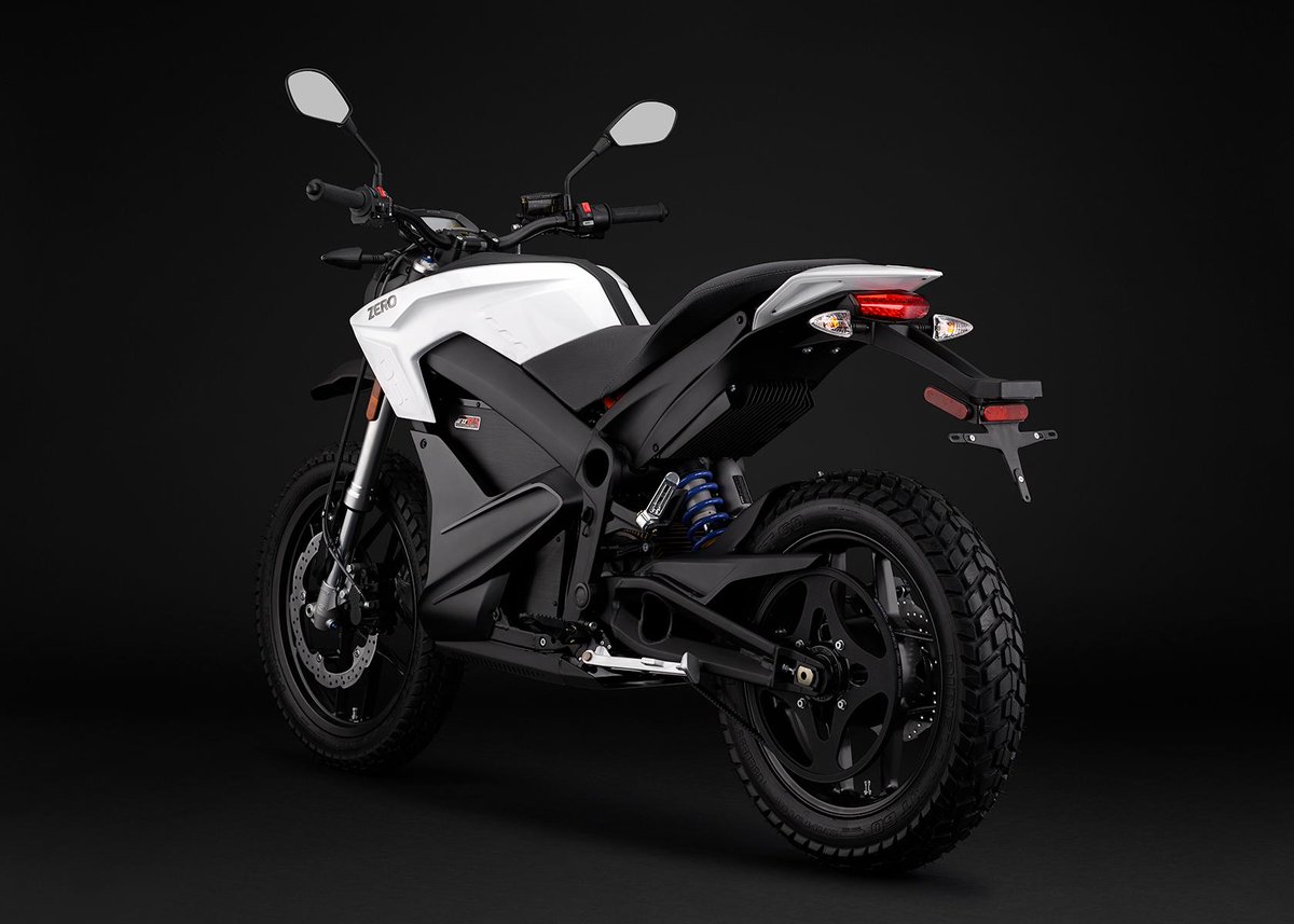 ZEROMCIndonesia's tweet photo. Sepeda motor Zero, sangat ikonik. Disamping mengadopsi tekonologi baru, Zero juga menjadi model kendaraan masa depan. http://t.co/r3nKcws29m