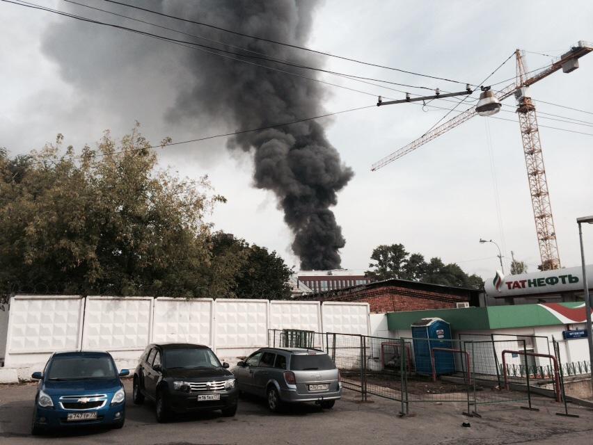 AnnaStarkova's tweet photo. Видела своими глазами. @lifenews_ru @RT @Aisylu_Gin: Мрузовский пер. 11с14 #москва #винзавод #пожар ? http://t.co/sukadjRtks