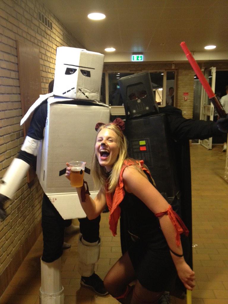 ChristineHviid's tweet photo. Hurra! Vi kom på andenpladsen i kategorien 'bedste udklædning! #introfest http://t.co/G5NhnNQ73b