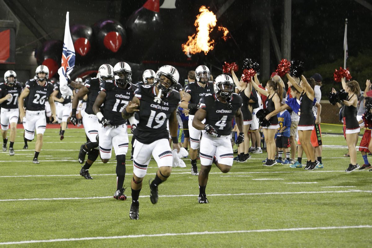 GoBEARCATS's tweet photo. Thanks to all our fans for sticking out a long rain delay tonight to open #Nippert2015 http://t.co/pqIVWQ8T76