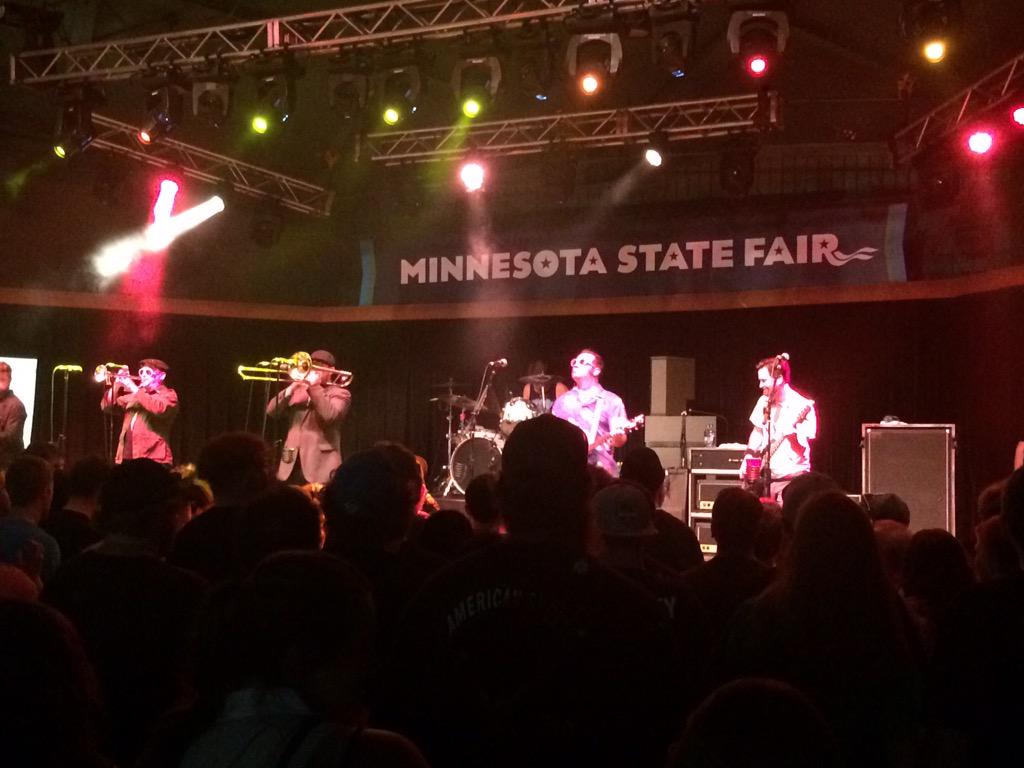 BeccaAnn_22's tweet photo. Who did I see tonight at the @mnstatefair ? @ReelBigFish ! http://t.co/a8jwzwq70V