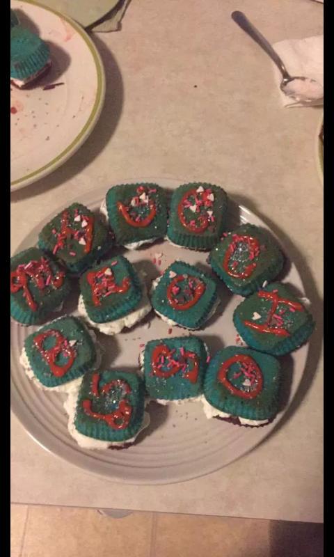 XoXo_JoJo1118's tweet photo. Says miuccio bros 😉 #sprinkleoverload 😂 mini stuffed cakes 😍😍 @Danielle_Bowes1 @Vin_cenzo_ @joeymiuccio @njmiuccio 🙊 http://t.co/crpePyovfa