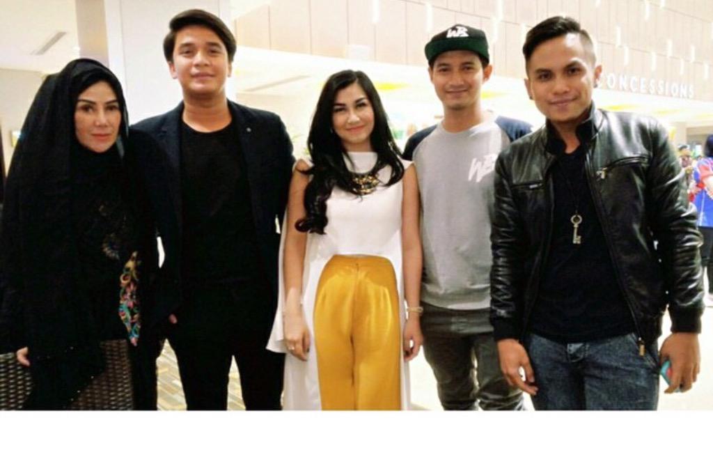 #amyqanita <a href="/bangbily/">Billy Syahputra</a> <a href="/nissyaa/">nisya</a> @ChandKelvin at Gala Premiere #MoveOnMovie