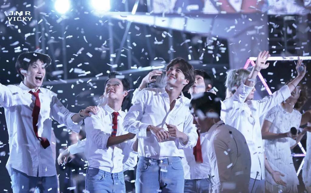 joooaaan04's tweet photo. My two bias in one pic

One was happy and hyper
meanwhile
One was scared and cautious

Lmao http://t.co/i8gji4dRZV