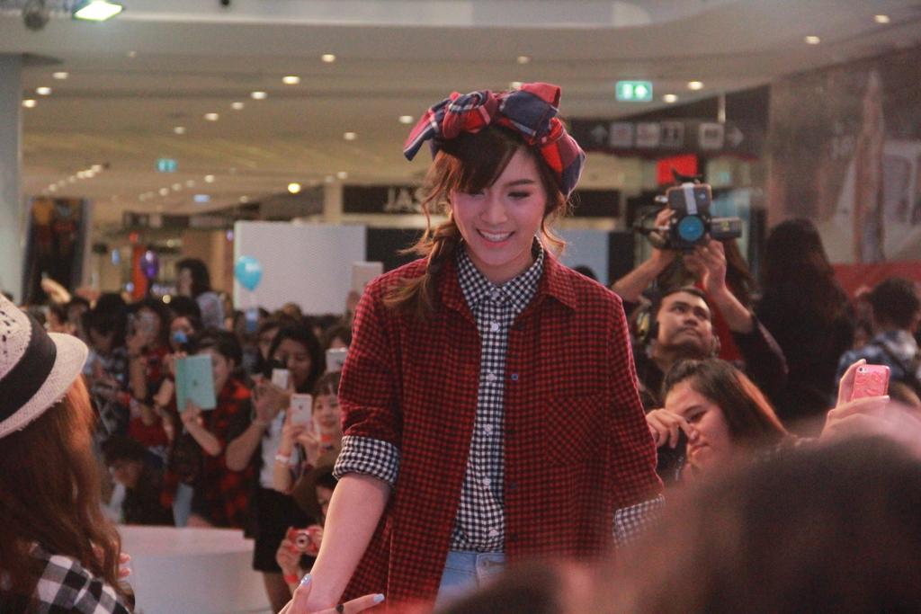 oosiioo's tweet photo. แจกความสดใส ตั้งใจทำงานนะคะ พี่ส่งใจไป 💕💕👯 @pineare สู้ๆน้าา 😁😁 อยากไปหาแต่ร่างพังมาก 😔😭

#รักเสมอ
#คิดถึงตลอดเวลา http://t.co/AjX4ShuSXm