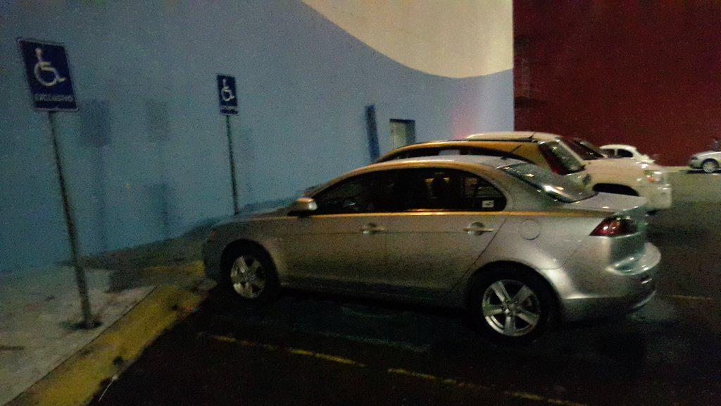 AIP_Oaxaca's tweet photo. Si vas a @Cinepolis
NO SEAS FLOJO, CAMINA Y RESPETA LOS CAJONES ♿
No seas egoísta y piensa en los demás
@ELPINERO http://t.co/8RmBDMC8Fg