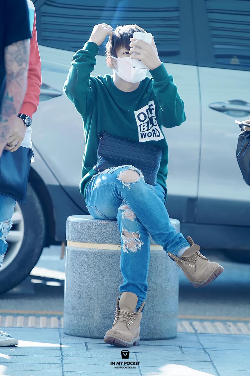 150906 #리키 <a href="/TEEN_TOP/">틴탑(TEEN TOP)</a> 

근데 또 비몽사몽간에 얼굴확인은 제대루 하구이써...
귀여워 주그라눙걸까;ㅅ;

> i.imgur.com/JbLi6GN.jpg
>