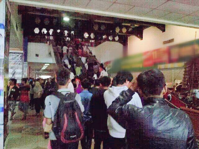 HalloSamarinda's tweet photo. Begitu pintu mall dibuka, wrga padati pusat2 Perbelanjaan d Samarinda. Memang tepat jka TRANS STUDIO segera dibangun. http://t.co/DaqsgUki9r