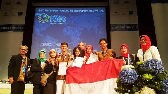 Andito J Adhyatma dari <a href="/SMAN8JKT/">SMAN 8 JAKARTA</a> raih Emas Olimpiade Geografi Internasional 2015 di Rusia indonesiaproud.wordpress.com/2015/08/24/pel…