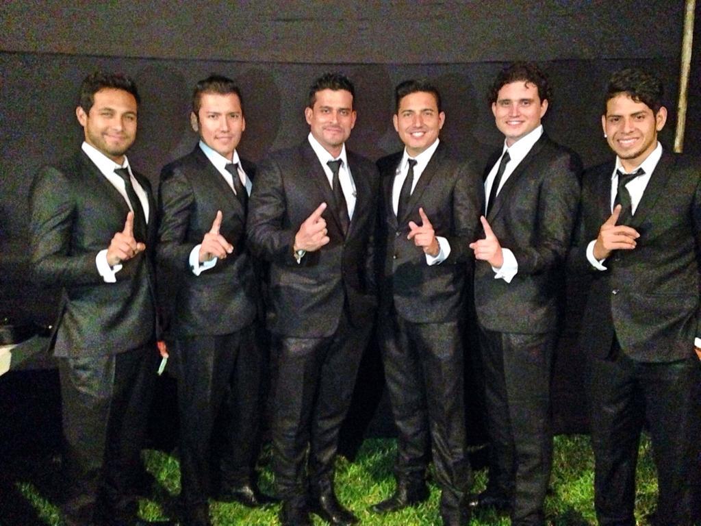 GranOrquestaOfi's tweet photo. Ya listos en el backstage a punto de  subir al escenario! Gracias Dios Padre por todas tus bendiciones! http://t.co/14WUxtKZnz