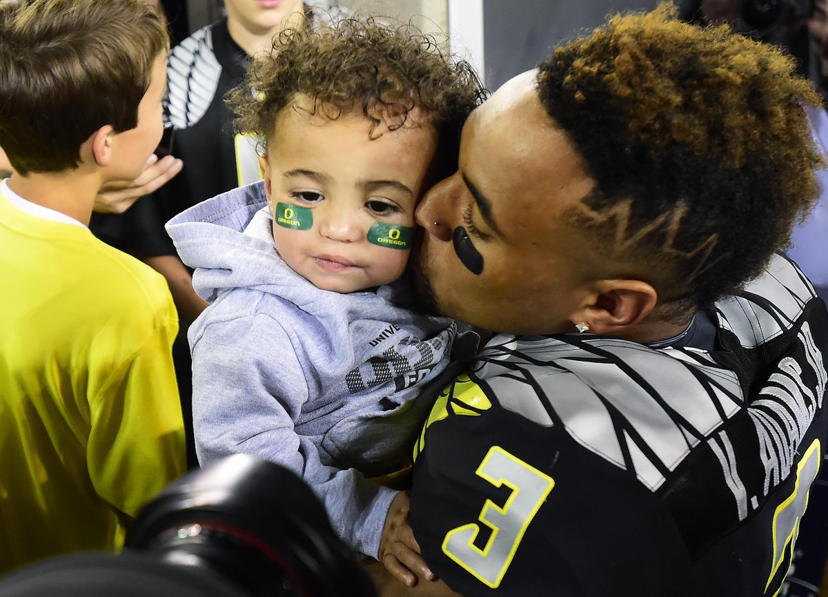 godovasquez's tweet photo. #Ducks QB Vernon Adams kisses his son after the game. @dhnews #ouducks #photojournalism http://t.co/6tr6OoGRDu