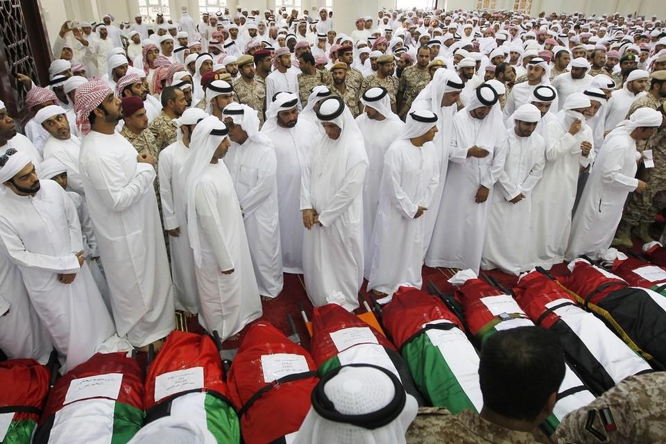 TheNationalNews's tweet photo. Thousands turn out to pay respects to UAE’s fallen soldiers http://t.co/S9OatUOaNN http://t.co/YytQJaqOWo