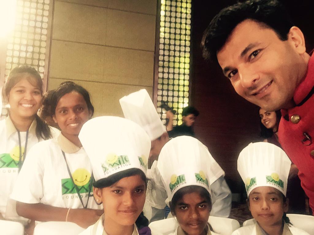 smilefoundation's tweet photo. Smile for a selfie! 😎 😅children from @smilefoundation &amp; @TheVikasKhanna #cookforsmile #UshaCookNSmile http://t.co/XL0PEjvYV2