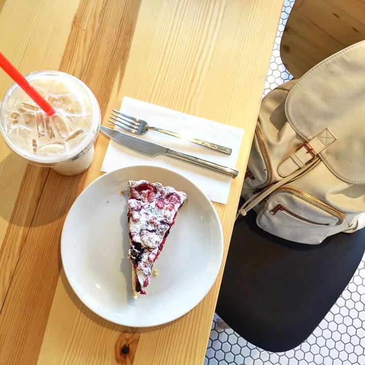 teasy_tea's tweet photo. Yolu #AcrLoft 'a düşen herkesi #teasy keyfine bekleriz😋🍰 #pazar http://t.co/LLGKe44Fgb