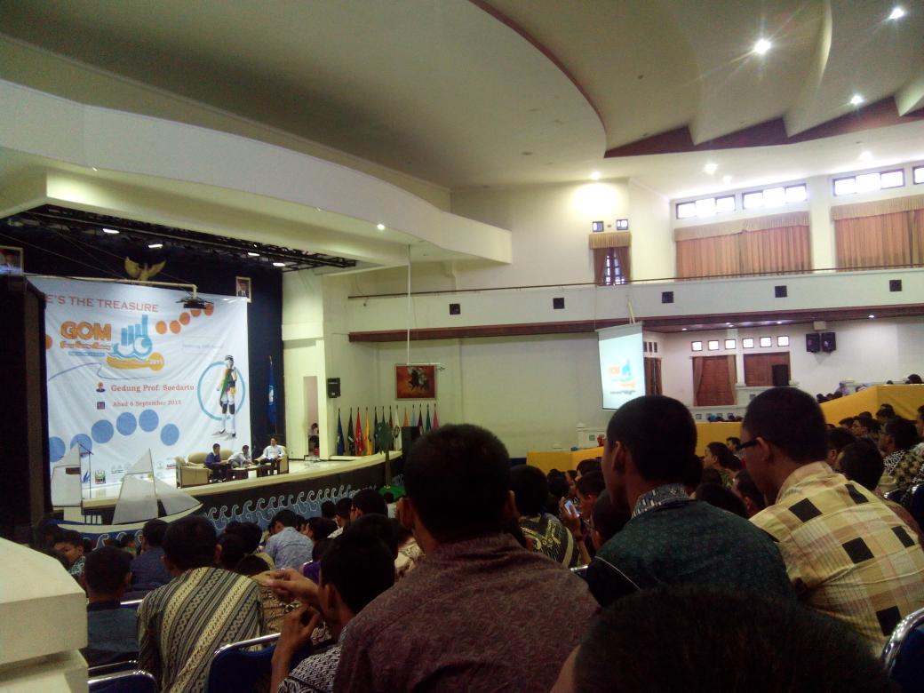 Sedang berlangsung GOM FT di Gedung Soedarto. Maba muslim teknik terlihat antusias mengikuti jalannya acara.