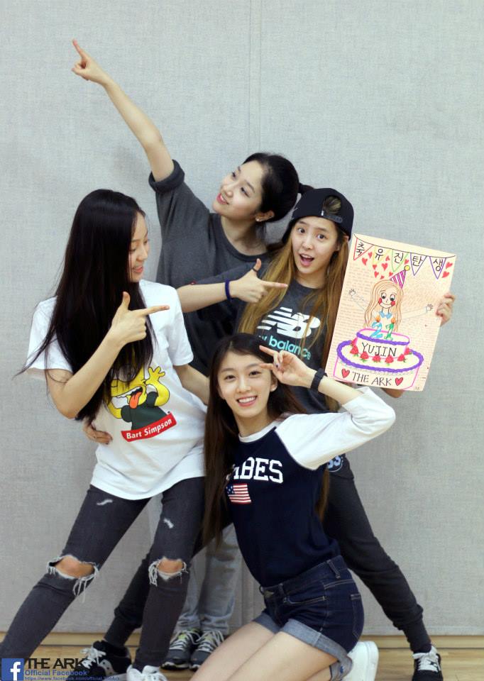 musicK_STAFF's tweet photo. [#디아크/Facebook]
유진 생일을 위해 몰래 모였다능...?!
https://t.co/yi6O1NkIHe

#HBDYujin
#케이크앞_유진이_맞아요(⁄ ⁄^⁄ᗨ⁄^⁄ ⁄)
#유나_맞춤법은_이해해주세요 http://t.co/LUsiKzmS1c