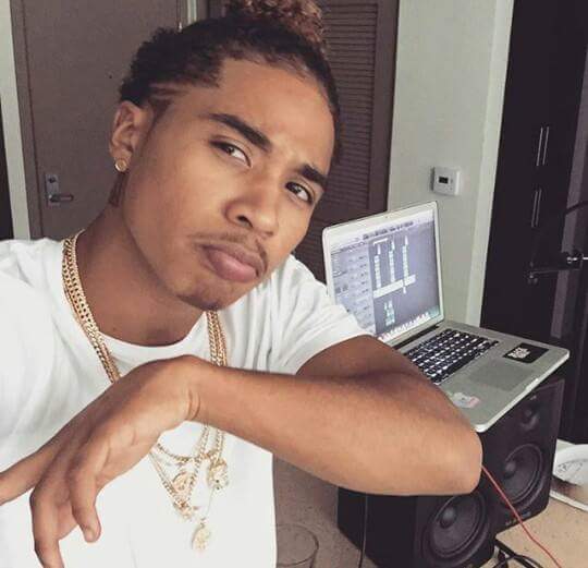 aminaikpefua96's tweet photo. @SantoThaPlugg7 Santo August. #santothaplugg #SantoAugust  $anto August. 💕😍💍 Husband. 😍 His bun.😍💕😭 http://t.co/wpC3JLLGnC