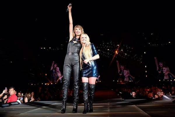 Ratiwi_DP's tweet photo. @taylorswift13 sharing the stage with @AvrilLavigne! 'Complicated' is such a brilliant pop song and I just love her http://t.co/jtJPng33h8