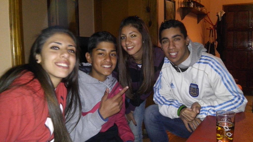 LalaLwclas800's tweet photo. Tomando algo con #LasTraidoras :3 @Zoedavila3 @Vale_Benitez00 @maarcelocabj http://t.co/PJxRrbY5Eu