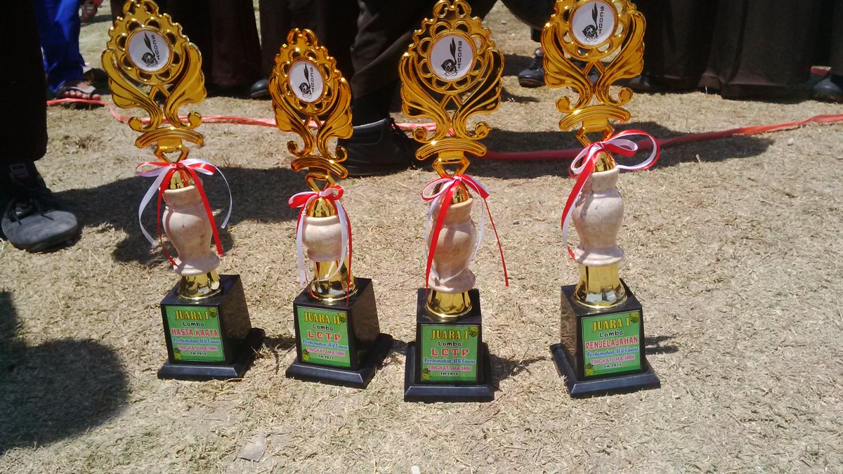 DA_SMANCA's tweet photo. Piala kemenangan =D http://t.co/8ijpI3OxSc