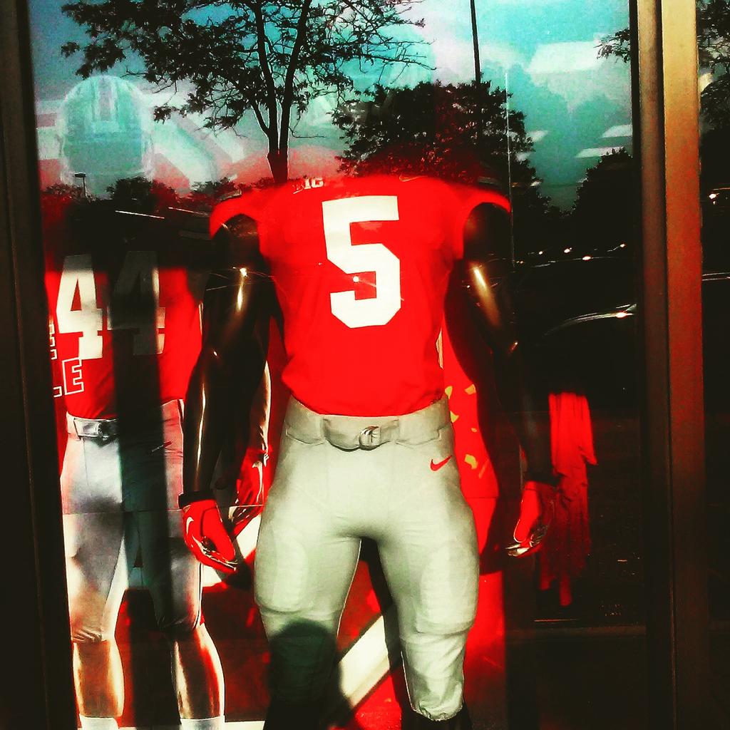 AndreCanton1's tweet photo. 1 day for the first game go bucks! http://t.co/WXyLFw1fVA