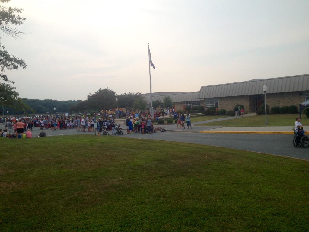kittymayo7101's tweet photo. Back 2 School Bash @WorcesterCounty #SnowHillMiddleSchool #SchoolBash #MarylandPride #FamilyFun http://t.co/zyllv8WVAi