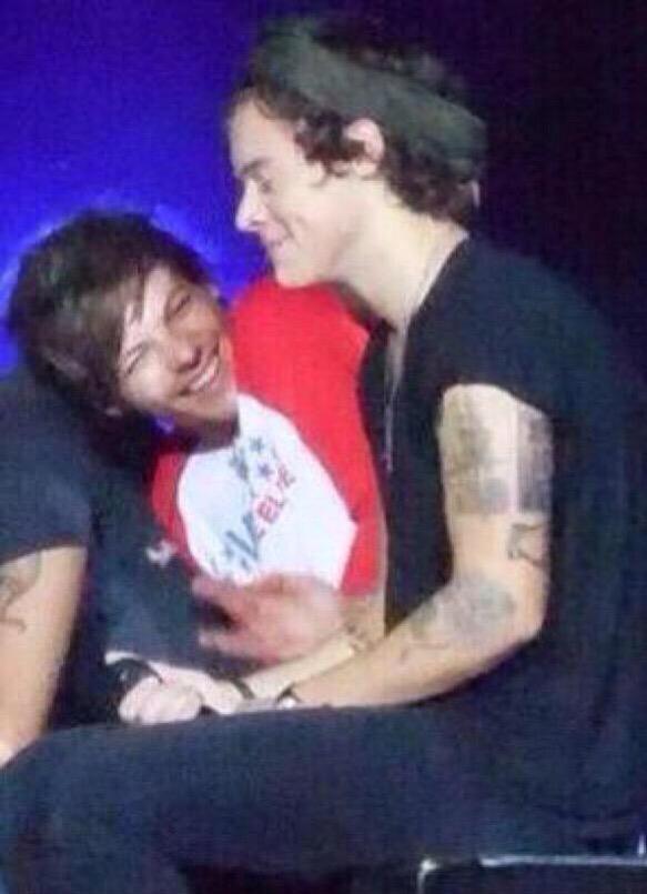 _Larryproofs's tweet photo. TWO YEARS BETWEEN THESES TWO PHOTOS. TWO FUCKING YEARS. BUT HE'S STILL LOOKING AT HIM WITH THE SAME BEAUTIFUL SMILE. http://t.co/PCZtABonjc
