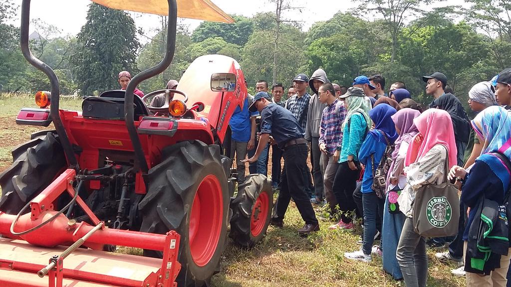 <a href="/ipbofficial/">IPB</a> <a href="/tweetIPB/">Kabar Kampus IPB</a> <a href="/bemkmipb/">BEM KM IPB</a> Peserta Mechanical Training sdg mendapatkan penjelasan tentang Kubota #agrisymphony