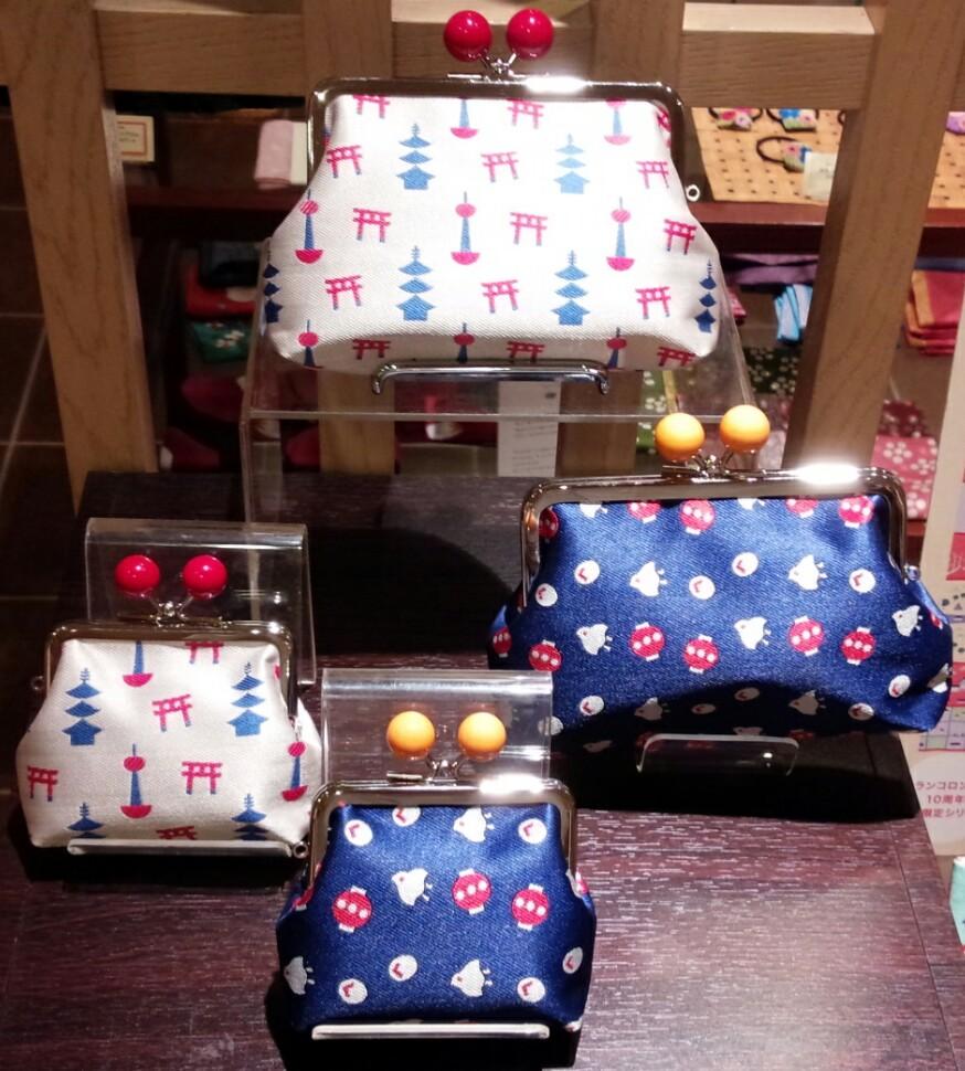 ট ইট র カランコロン京都 商品紹介 京都シリーズに新商品登場です 丸玉ビーズ付のがま口です 京都の建物が散りばめられたシルバー色も可愛いですが リズミカルに並ぶ千鳥にこっぽり 提灯のネイビー色にも惹かれます 自分用にお土産にと大人気となって