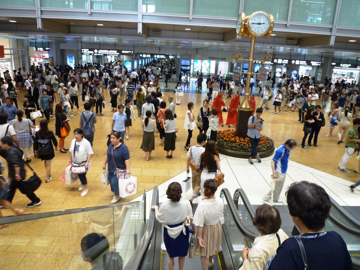 もきお V Twitter 土曜日の名古屋駅 金時計エスカレーターから中央コンコース方面 銀時計周辺 名鉄名古屋駅地下コンコース リニューアルされた地下街ユニモール Http T Co Kabvmcrifk