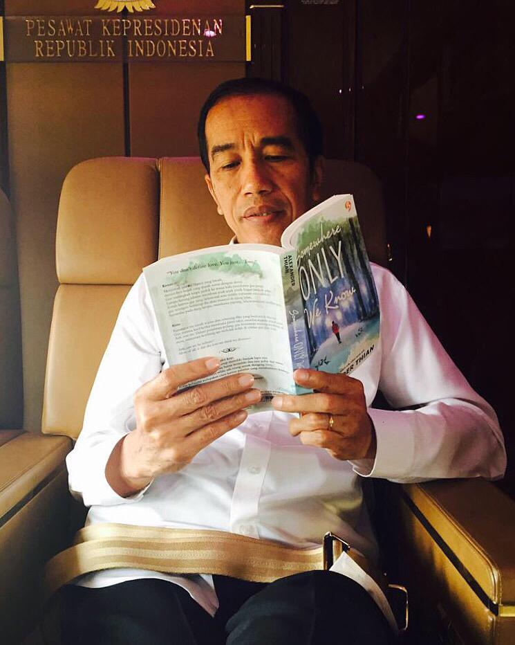 aMrazing's tweet photo. Tadi dikirimi foto ini sama Kaesang. Terus gue keselek... PAK PRESIDEN BENERAN BACA #SomewhereOnlyWeKnow! 🙈 http://t.co/FdJGsn2DRI