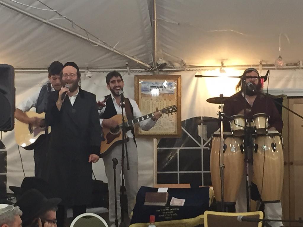 JewishMusicLive's tweet photo. Slichos In @OhrChaim @Badchen @Yoelyw &amp;Band @OhrChoizer http://t.co/bJx7SR5C43