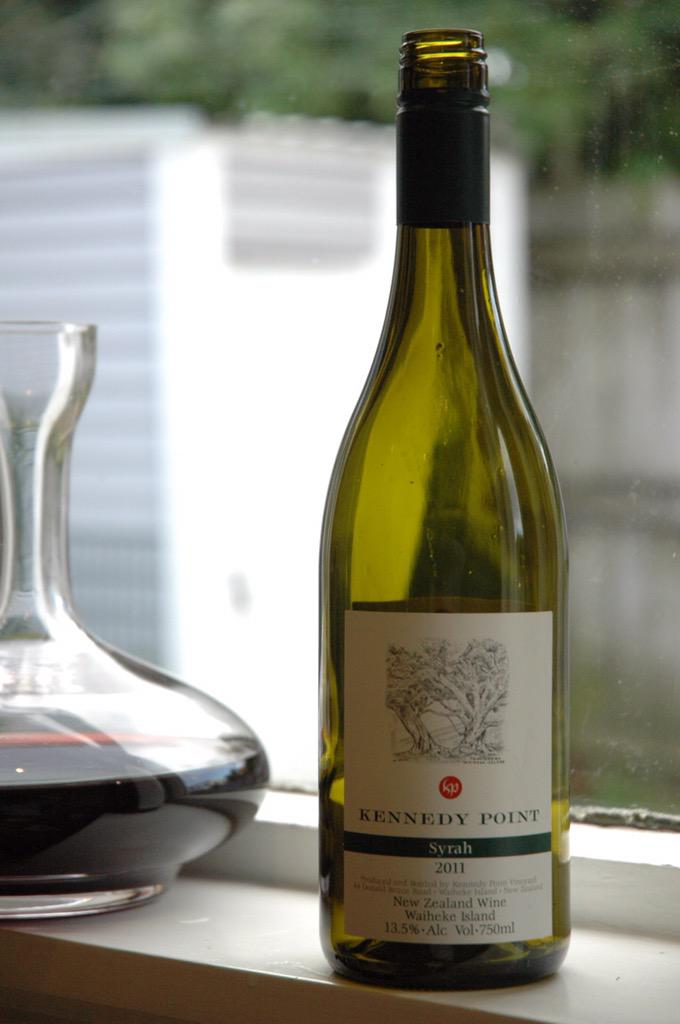 nz_wines's tweet photo. 次はこれ。ワイヘキ島でオーガニック栽培を続けるケネディ・ポイント。蜂蜜やオリーブオイルも作っています。ワイヘキ島でのツアーでも大人気。#nzwinejp #airnzjp #waihekeisland #kennedypoint http://t.co/PWKSLfaib7