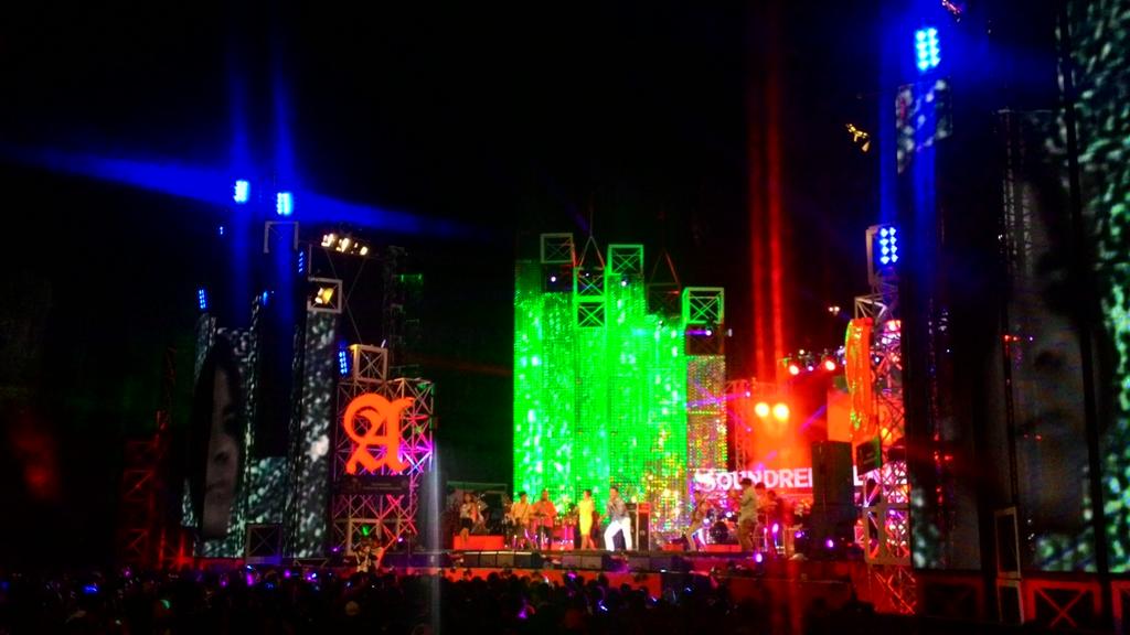 RollingStoneINA's tweet photo. Di 'A Stage' sedang tampil Maliq &amp; D'Essentials medley non-stop 5 lagu. #Soundrenaline2015 http://t.co/o5txSL9426