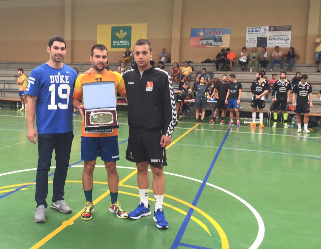 bmsalamanca's tweet photo. @bmsalamanca Agradece los años en nuestro club a @AVMirandilla Muchas gracias #SalamancaEsBalonmano http://t.co/02pLSKd5XH