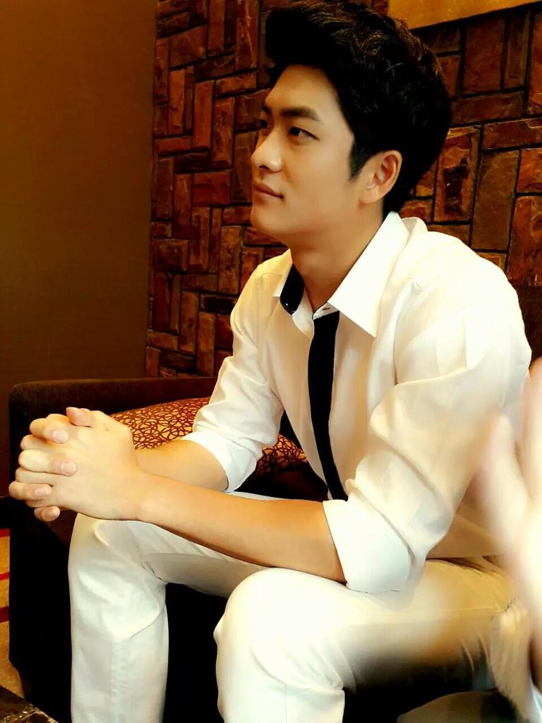 MakeMe5urprise's tweet photo. [TRANS] @the5urprise ตึกตักตึกตัก~♥ กำลังสัมภาษณ์อยู่ที่เวียดนามครับ~! #오늘도청춘 #ForeverYoung #VTV #คังแทโอ http://t.co/fUAp6Iu8Bh